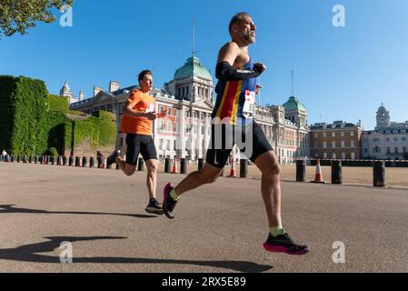 Horse Guards Road, Westminster, London, Großbritannien. September 2023. Die Läufer haben sich auf einen 1,5 km langen Kurs um St. James’s Park, beginnt in der Mall und endet vor dem Buckingham Palace. Tausende von Läufern aller Altersgruppen und Fähigkeiten brechen in Wellen auf, wobei einige versuchen, in einer schnellen Zeit fertig zu werden, während andere laufen. Im zehnten Jahr ist der Lauf ein olympisches Vermächtnis Stockfoto