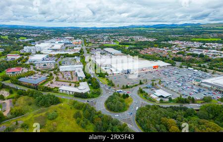 Luftaufnahme des großen Einzelhandelsparks in Almondvale im Stadtzentrum von Livingston, West Lothian, Schottland, Vereinigtes Königreich Stockfoto