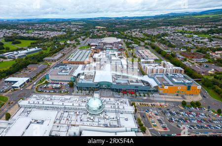 Blick aus der Vogelperspektive auf das Einkaufszentrum Centre in einem großen Einzelhandelspark in Almondvale im Stadtzentrum von Livingston, West Lothian, Schottland, Großbritannien Stockfoto