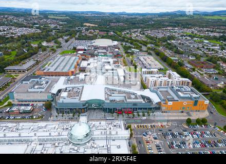 Blick aus der Vogelperspektive auf das Einkaufszentrum Centre in einem großen Einzelhandelspark in Almondvale im Stadtzentrum von Livingston, West Lothian, Schottland, Großbritannien Stockfoto