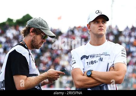 (L bis R): Sebastian Vettel (GER) mit Mick Schumacher (GER) Mercedes AMG F1 Reserve Driver. Quelle: James Moy/Alamy Live News Stockfoto