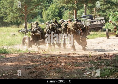 Hel, Pommern, Polen- 24. August 2023: Wiederaufbau der Schlacht aus dem Zweiten Weltkrieg. Die Crew einer deutschen Pak-36-Panzerabwehrkanone während der Fledermaus Stockfoto