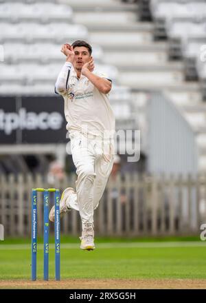 Pat Brown Bowling für Derbyshire in einem County Championship-Match gegen Sussex Stockfoto