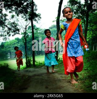 Lifestyle-Fotos von Straßenkindern in Bangladesch Stockfoto