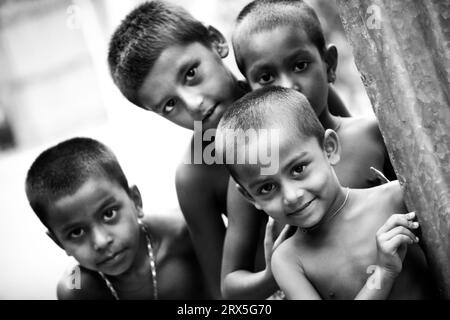 Lifestyle-Fotos von Straßenkindern in Bangladesch Stockfoto