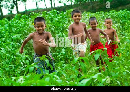 Lifestyle-Fotos von Straßenkindern in Bangladesch Stockfoto