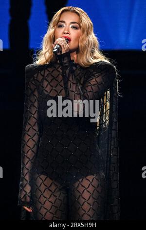 Die britische Sängerin Rita ora spielt auf der Bühne und singt bei der Abschlusszeremonie der Invictus Games Düsseldorf Stockfoto