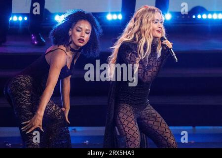 Die britische Sängerin Rita ora spielt auf der Bühne und singt bei der Abschlusszeremonie der Invictus Games Düsseldorf Stockfoto