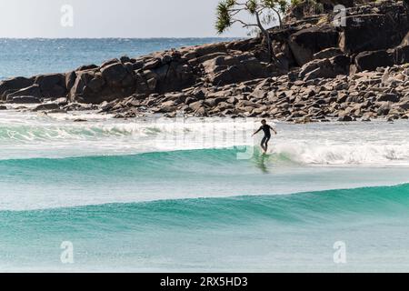 Longboard Surfer in Tea Tree Bay, Noosa National Park, Queensland, Australien Stockfoto