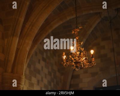 Rhodos, Griechenland - 21. April 2023: Rhodos mittelalterliches Rittermuseum. Im Palast mittelalterliche Stadt Rhodos (UNESCO-Weltkulturerbe) Stockfoto