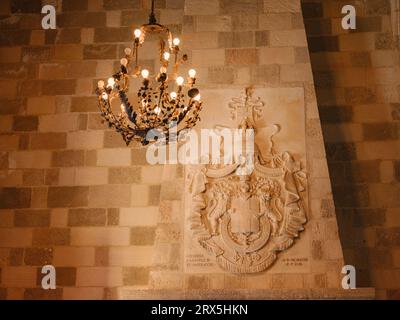 Rhodos, Griechenland - 21. April 2023: Rhodos mittelalterliches Rittermuseum. Details zum Inneren des befestigten mittelalterlichen Palastes Stockfoto