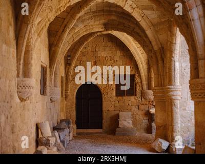 Rhodos, Griechenland - 21. April 2023: Antike Ruinen im Archäologischen Museum von Rhodos-Stadt. Schöne alte Säulen im Museum und Sonnenlicht Stockfoto