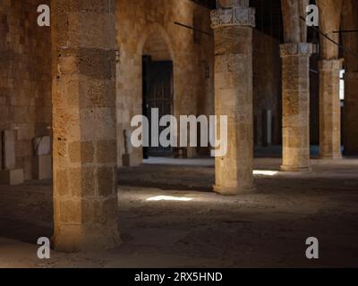 Rhodos, Griechenland - 21. April 2023: Antike Ruinen im Archäologischen Museum von Rhodos-Stadt. Schöne alte Säulen im Museum und Sonnenlicht Stockfoto