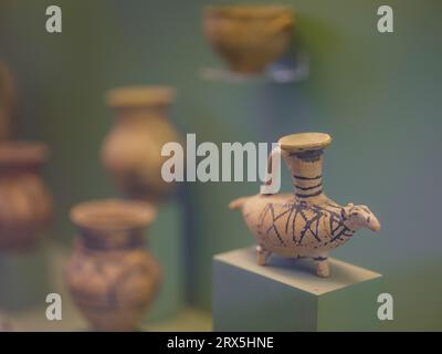 Rhodos, Griechenland - 21. April 2023: Archäologisches Museum von Rhodos-Stadt. Details zu antiken Statuen und anderen Exponaten des Museums Stockfoto