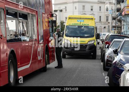 Plymouth, Devon, England, Großbritannien, 2. September 2023. Ambulanz auf einem Notruf blockiert die Straße und Bus kann nicht passieren, Stadtzentrum Plymouth. Stockfoto