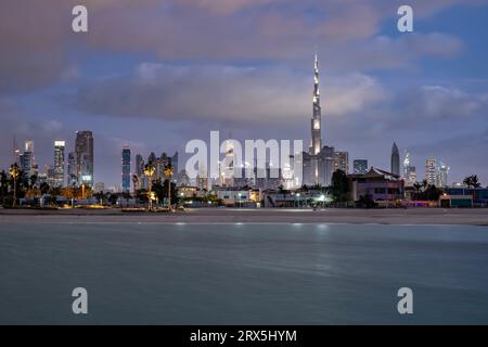 Dubai, Vereinigte Arabische Emirate, 2. März 2019. Dubai Stadtbild, bewölkter Himmel bei Sonnenuntergang, Vereinigte Arabische Emirate Stockfoto