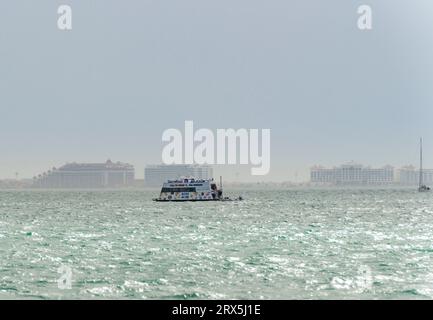 Dubai, Vereinigte Arabische Emirate, 22. März 2019. Der Supermarkt „Carrefour Bites and More by the Shore“ segelt an der Küste von Dubai. Stockfoto