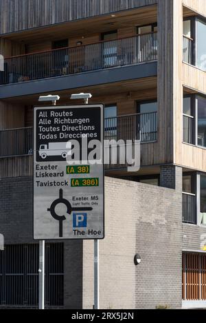 Millbay Docks, Plymouth, Devon, England, Großbritannien. 6. September 2023. Verkehrszeichen in vier Sprachen für die Anfahrt von Fahrern nach Cornwall und Großbritannien. Stockfoto