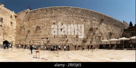 Jerusalem, Israel - 22. September 2023: Panoramablick auf die Westmauer mit Gebeten Stockfoto