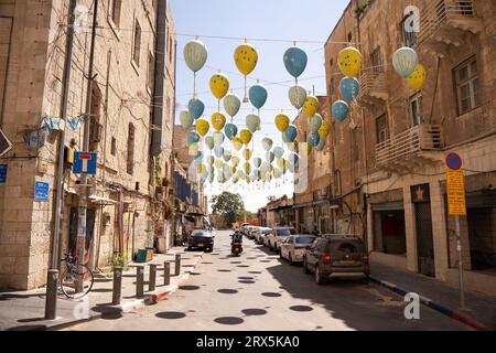 Jerusalem, Israel – 22. September 2023: Bunte Ballons hängen über einer Jerusalem-Straße Stockfoto