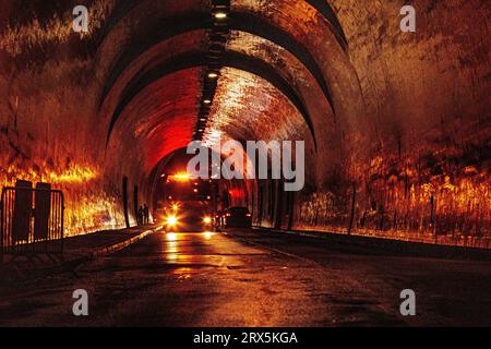 Nächtliche Straßenreparaturen in Tunneln in einer großen beleuchteten Stadt Stockfoto