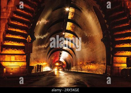 Straßenreparatur in Tunneln in einer großen beleuchteten Stadt bei Nacht Stockfoto