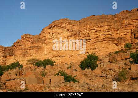 Das Dorf Ireli in Dogon Country am Fuße der Falaise de Bandiagara, Mali Stockfoto