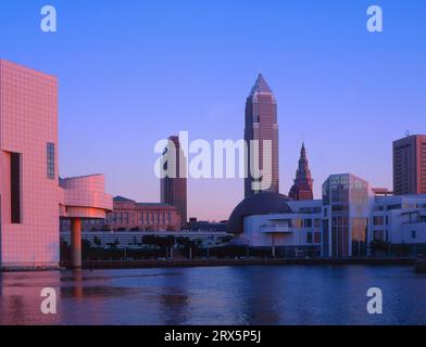 USA, Ohio, Cleveland, Blick vom Voinovich Park am Lake Erie, Skyline und Rock and Roll Hall of Fame, das höchste Gebäude ist Key Center, abendliche Stimmung Stockfoto