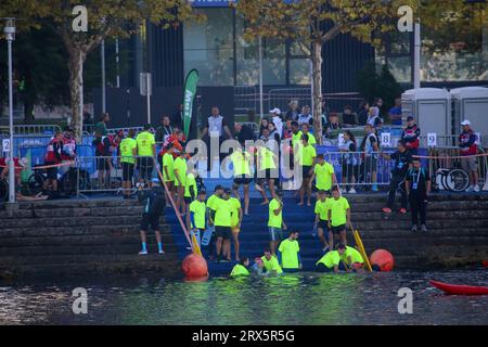 Pontevedra, Spanien, 23. September 2023: Freiwillige ziehen bei den Paratriathlon-Weltmeisterschaften 2023 am 23. September 2023 in Pontevedra, Spanien, einen Fallschirmsportler aus dem Wasser. Quelle: Alberto Brevers / Alamy Live News Stockfoto