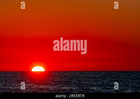 Die Sonne geht auf dem Pazifischen Ozean in Baja California auf Stockfoto