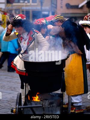 Apfelwein, Apfelwein, Open-Air-Bar, Trinken aus der Pfanne, Karnevalsumzug, Parade, Funkengarde, Württembergische Karnevalsvereine in Stockfoto