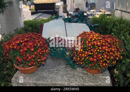 Blumen auf dem Grab, Friedhof Pere Lachaise, Frankreich Stockfoto