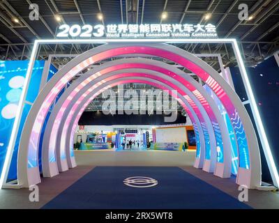 PEKING, CHINA - 23. SEPTEMBER 2023 - Besucher besuchen die China International New Energy and Intelligent Connected Vehicles Ausstellung in Peking, Chin Stockfoto