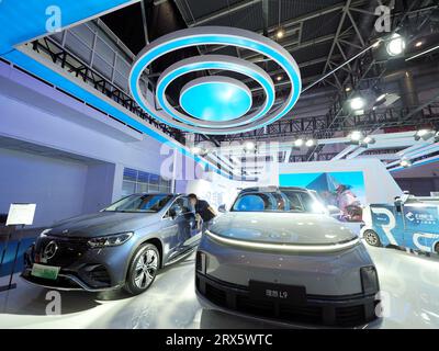 PEKING, CHINA - 23. SEPTEMBER 2023 - Besucher besuchen die China International New Energy and Intelligent Connected Vehicles Ausstellung in Peking, Chin Stockfoto