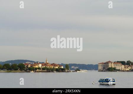 Isola dei Pescatori und Isola Bella, zwei der Borromäischen Inseln im piemontesischen Teil des Lago Maggiore. Das Ufer im Hintergrund gehört zu Stockfoto