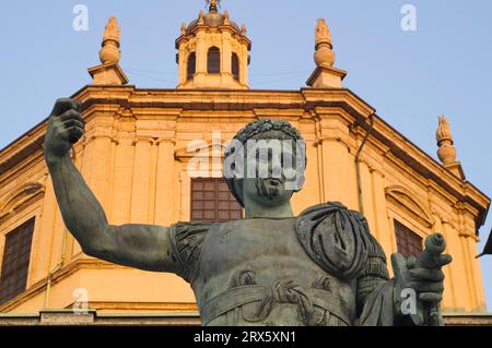 Die Statue des Kaisers Konstantin vor San Giorgio Maggiore in Mailand, Lombardei, Italien Stockfoto