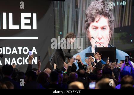 Buenos Aires, Argentinien. September 2023. Der Kandidat für das Amt des Präsidenten der Libertad Avanza (LLA), Javier Milei, leitete eine von der Gastronomischen Union (UTHGRA) organisierte Veranstaltung, die seine Kandidatur unterstützt. Buenos Aires, Argentinien am 22. September 2023. Javier Milei begrüßt seine Anhänger am Ende der Veranstaltung. (Foto: Esteban Osorio/SIPA USA) Credit: SIPA USA/Alamy Live News Stockfoto