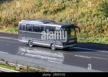 WIDNES Coaches Ltd., erstklassige Busvermietung und Minibus. 2005 BMC Black PSV Single Deck Diesel 5900 ccm Spiegelung des Fahrzeugs  Reflexion des Fahrzeugs auf nasser Straße; Fahren mit Geschwindigkeit auf der Autobahn M6 im Großraum Manchester, Großbritannien Stockfoto