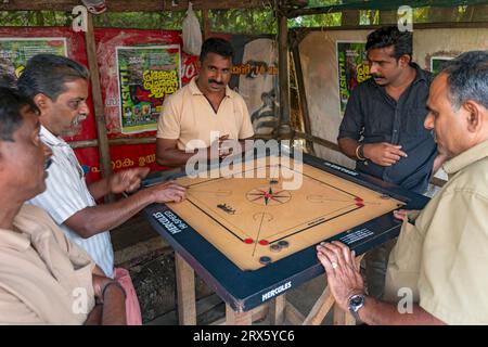 Indischer Mann, der Carrom-Brettspiel spielt, Munnar, Kerala, Indien Stockfoto