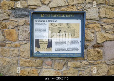 Beadnell, Großbritannien - 12. Juli 2023: Historische Gebäude in Limekiln im Hafen von Beadnell, Northumbria Stockfoto