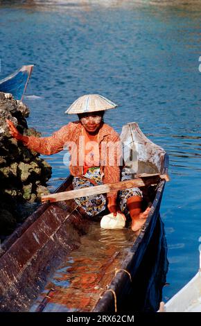 Frau im Fischerboot, Lamanggau, Sulawesi, Gesichtsmalerei, Indonesien Stockfoto