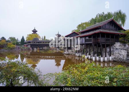 Peking China, 2. November 2022: Miaozhai Diaojiaolou und Dong Drum Tower im China Ethnic Museum. Stockfoto