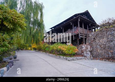 Peking China, 2. November 2022: Miaozhai Diaojiao Building in China Ethnic Museum. Stockfoto