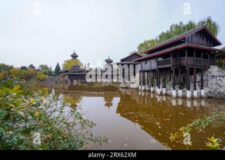 Peking China, 2. November 2022: Miaozhai Diaojiaolou und Dong Drum Tower im China Ethnic Museum. Stockfoto