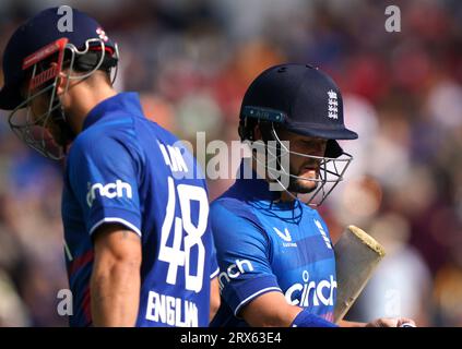 Der Engländer Ben Duckett (rechts) läuft, nachdem er beim zweiten internationalen Spiel der Metro Bank One Day in Trent Bridge, Nottingham, von Irlands Mark Adair (nicht abgebildet) erwischt wurde. Bilddatum: Samstag, 23. September 2023. Stockfoto