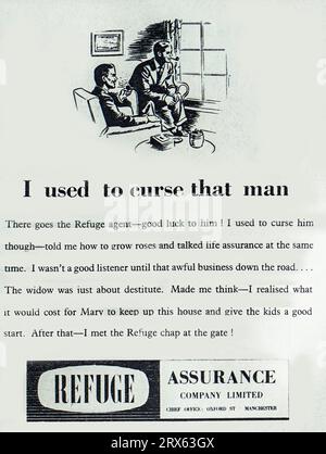 Eine Werbung für Refuge Assurance aus dem Jahr 1950. Die Werbung zeigt zwei Männer, beide rauchen Pfeifen im Gespräch. Die Werbung lautet „Ich hasse diesen Mann“ und bezieht sich auf einen der Männer, die fürchteten, den anderen zu treffen, einen Agenten für Flüchtlingssicherheit, erst bis zu dem „schrecklichen Geschäft“, in dem eine Witwe elend blieb, erkannte er, was es für Maria Kosten würde, das Haus zu behalten und den Kindern einen guten Start zu geben, erkannte er die Bedeutung des Flüchtlingsseelsorgers. Die 1858 gegründete Refuge Assurance wurde 1996 noch in Betrieb genommen. Sie wurde Teil der Royal London Group. Stockfoto