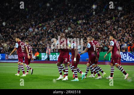 LONDON, Großbritannien - 21. September 2023: Mohammed Kudus von West Ham United feiert das zweite Tor seiner Mannschaft mit Teamkollege Angelo Ogbonna während der UEFA Stockfoto