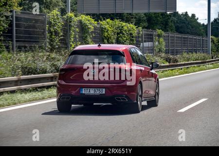 OSTRAVA, TSCHECHISCHE REPUBLIK - 10. AUGUST 2023: Volkswagen Golf Mark VIII Red Car fährt auf einer Autobahn Stockfoto