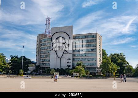 HAVANNA, KUBA - 27. AUGUST 2023: Aufbau des kubanischen Kommunikationsministeriums (MINCOM) in Havanna (La Habana) Stockfoto