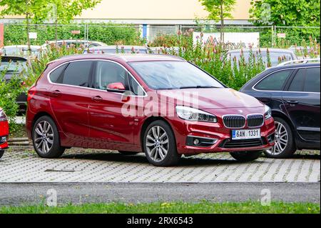 OSTRAVA, TSCHECHISCHE REPUBLIK - 17. JULI 2023: BMW 2er Active Tourer (Generation F45 und F46) in weinroter Farbe Stockfoto
